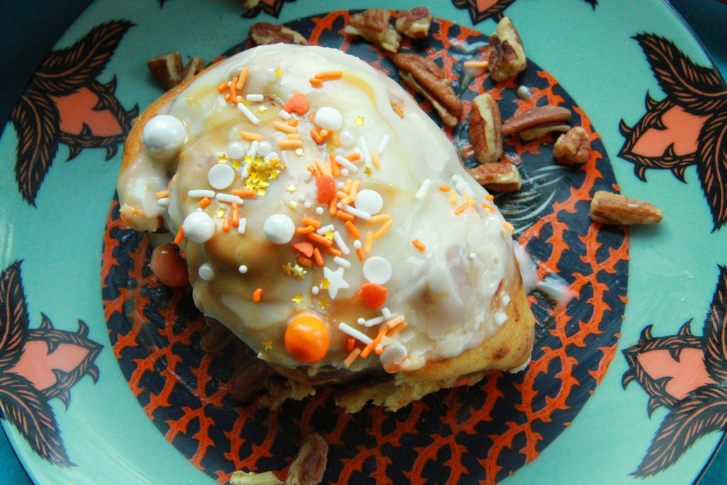 !RECIPE! Pumpkin Spice Pecan Cinnamon Rolls w/ Dulce de Leche Swirl Frosting